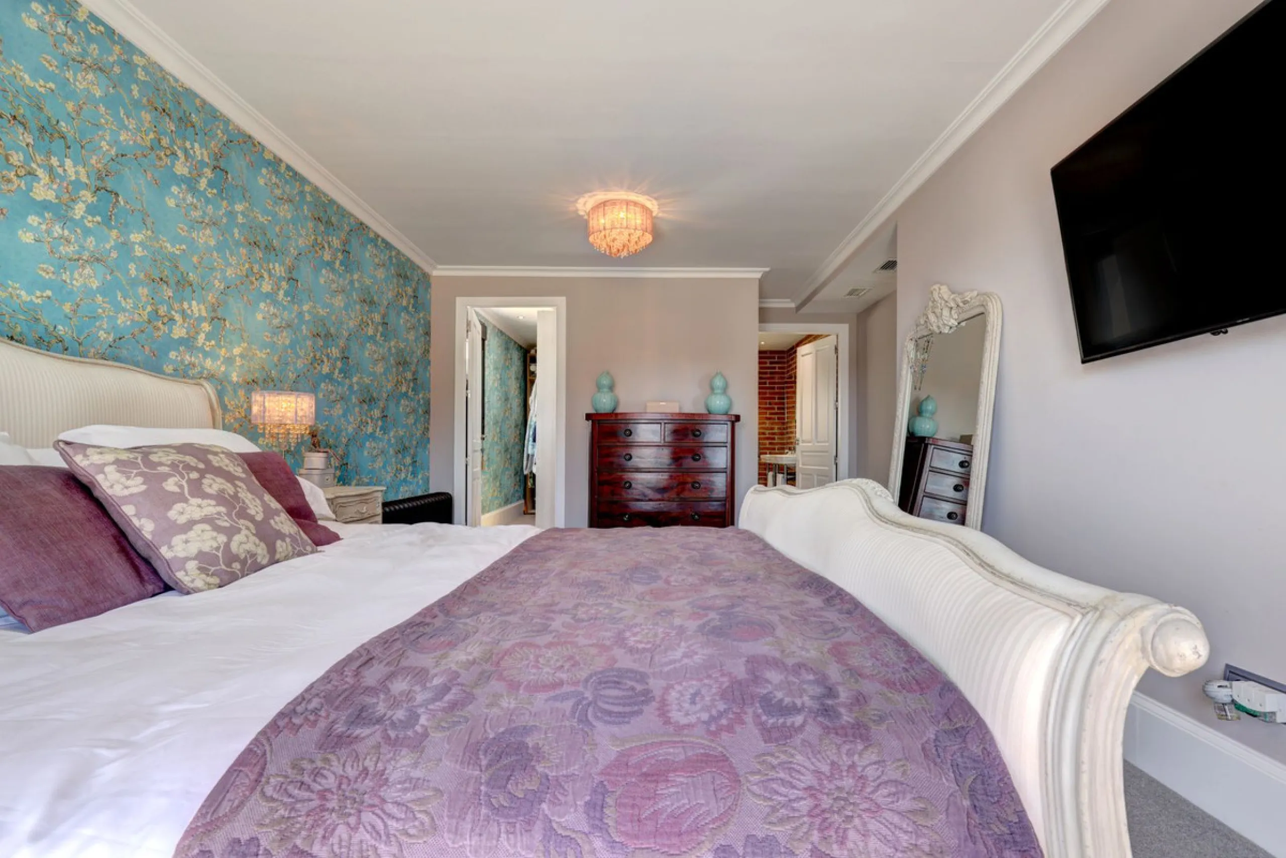 An Exceptional Contemporary Residence in a Prestigious Setting