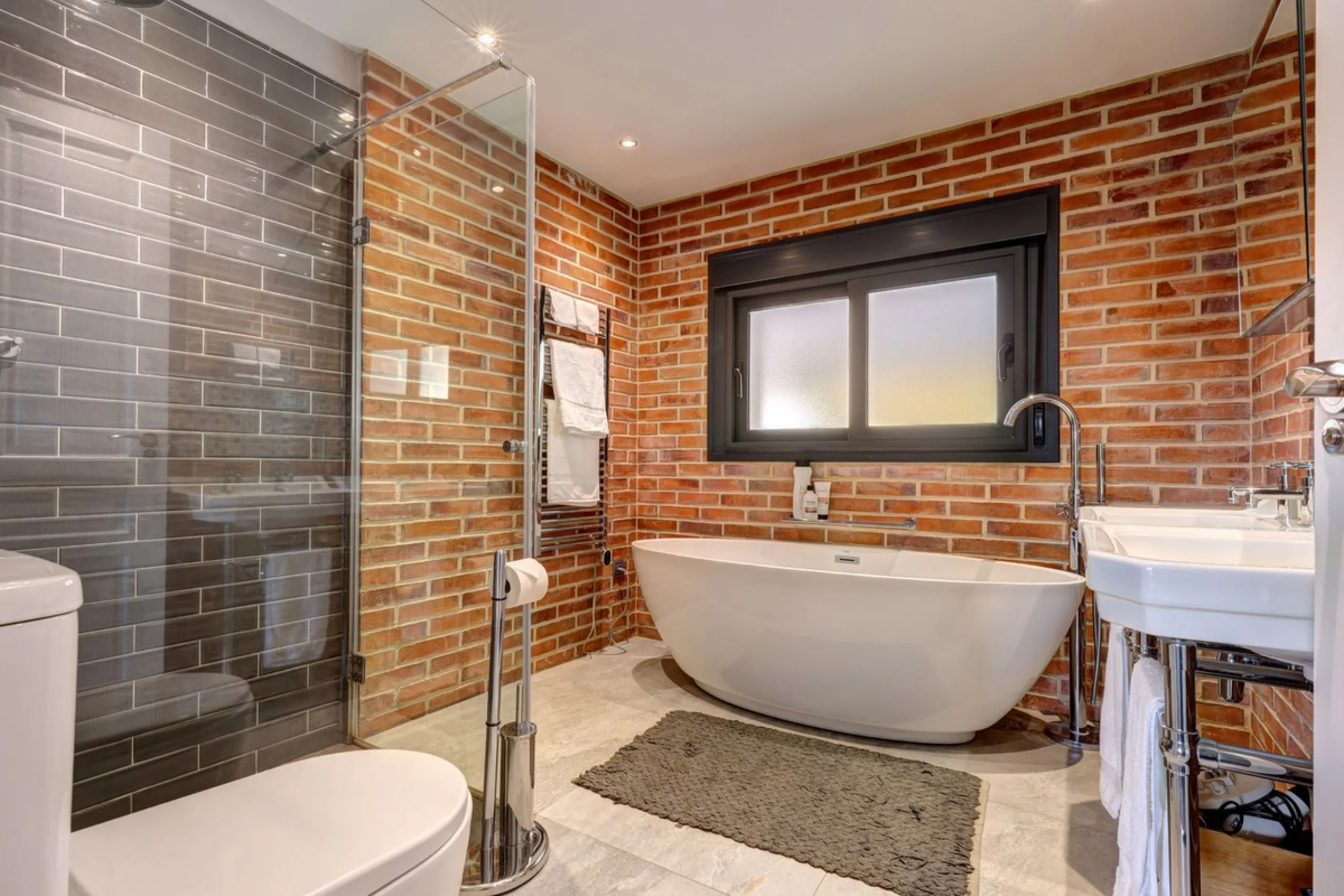 An Exceptional Contemporary Residence in a Prestigious Setting