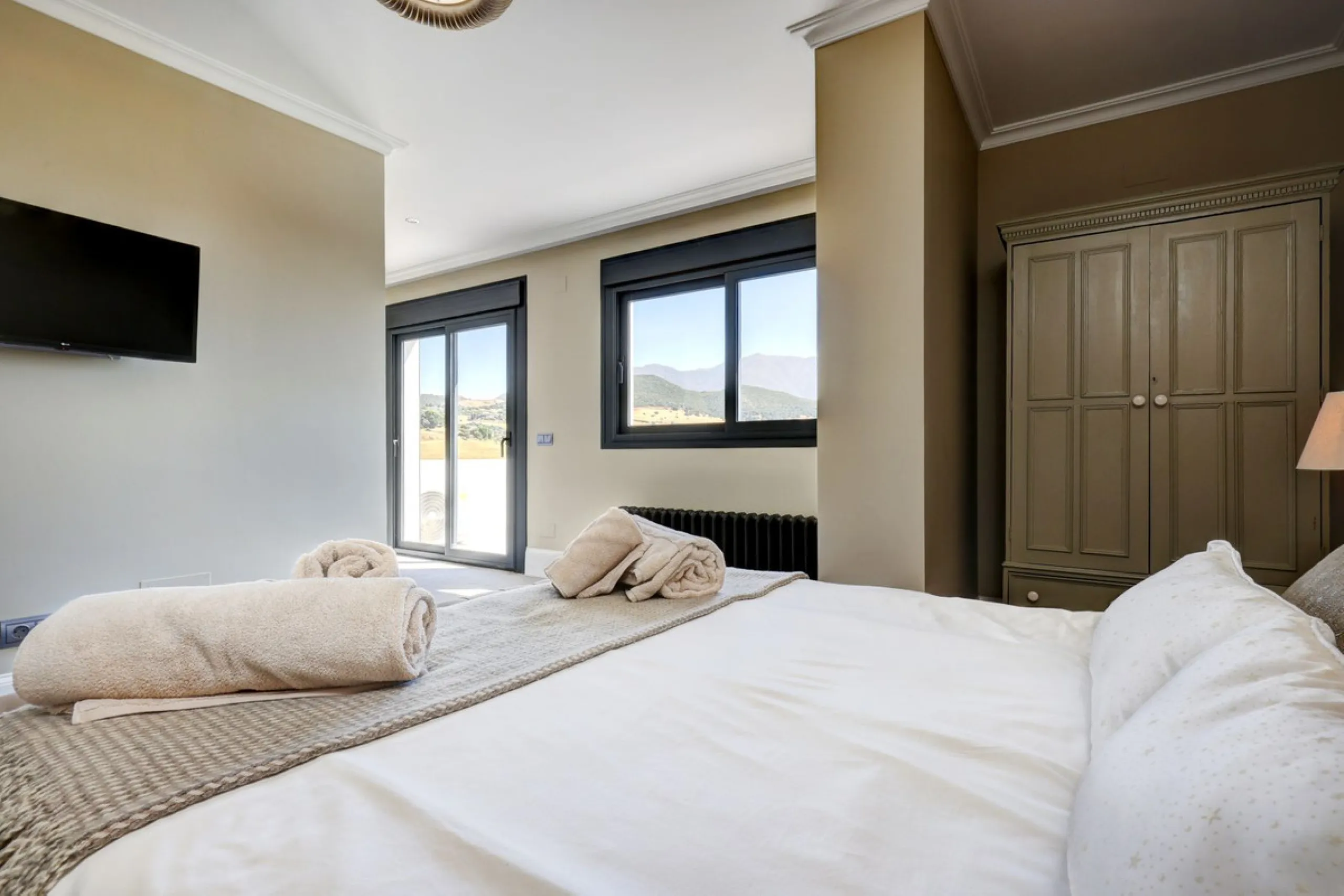 An Exceptional Contemporary Residence in a Prestigious Setting