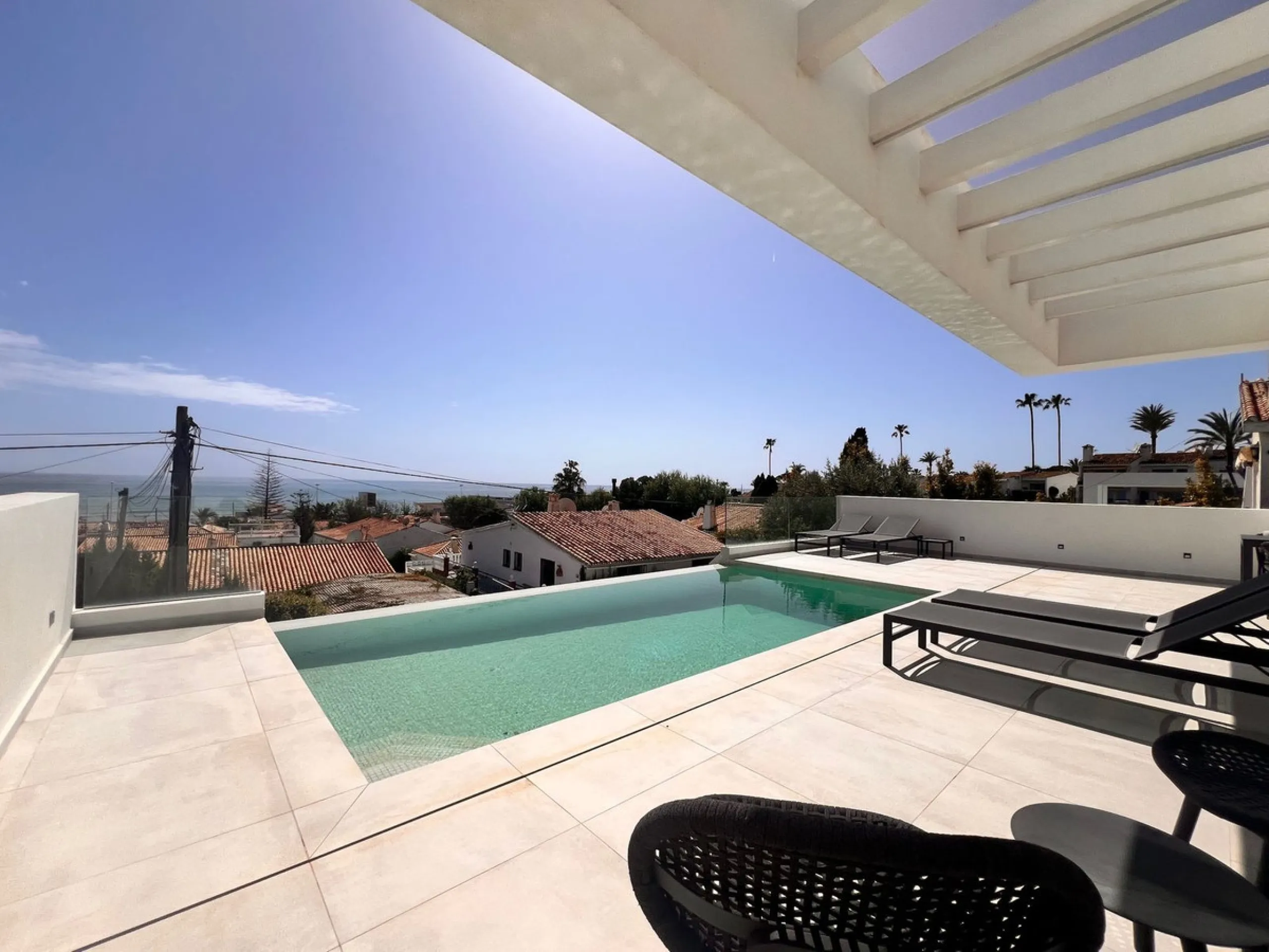 In an exceptional location, just 280 metres from the sea and the new El Chaparral promenade, you will find this impressive modern villa with truly fantastic panoramic sea views – a rarity at such a short distance from the coast.