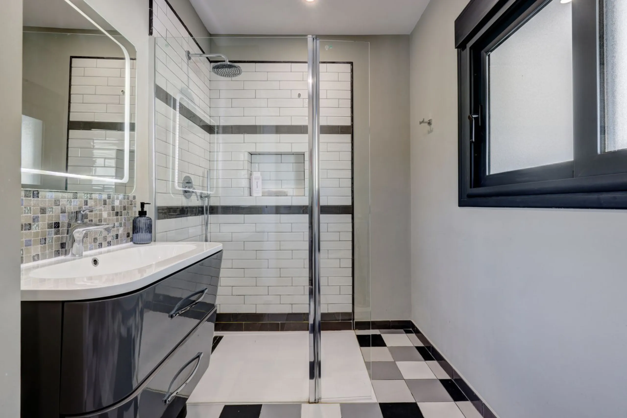 An Exceptional Contemporary Residence in a Prestigious Setting