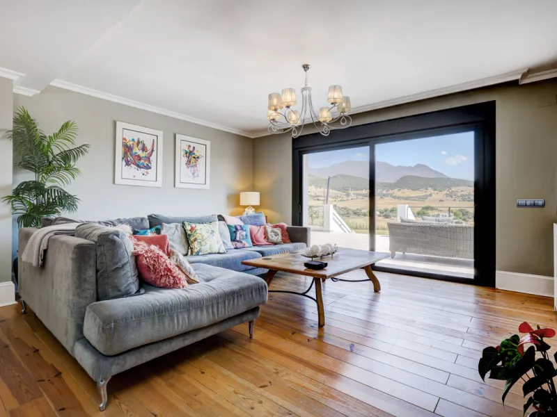 An Exceptional Contemporary Residence in a Prestigious Setting