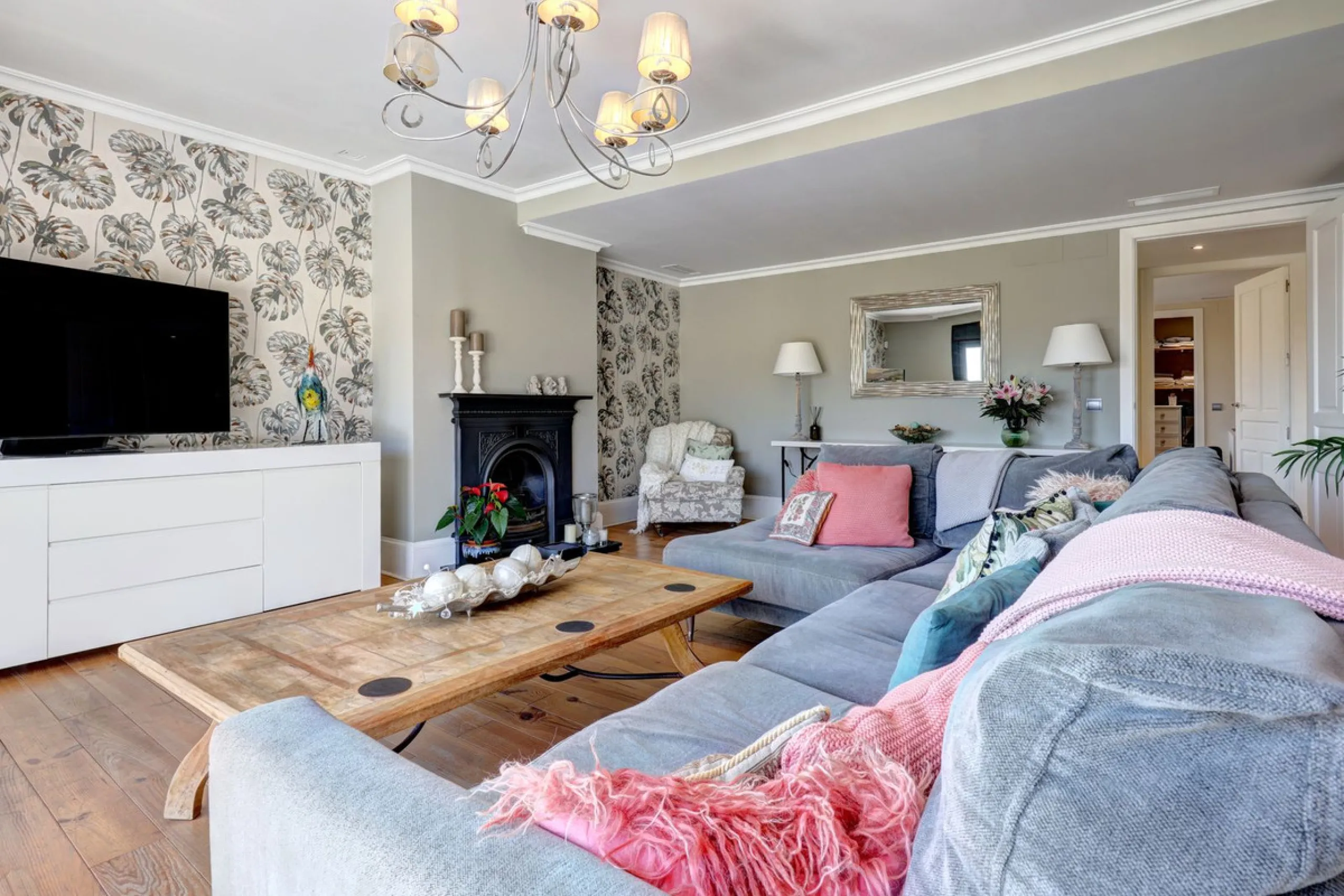 An Exceptional Contemporary Residence in a Prestigious Setting