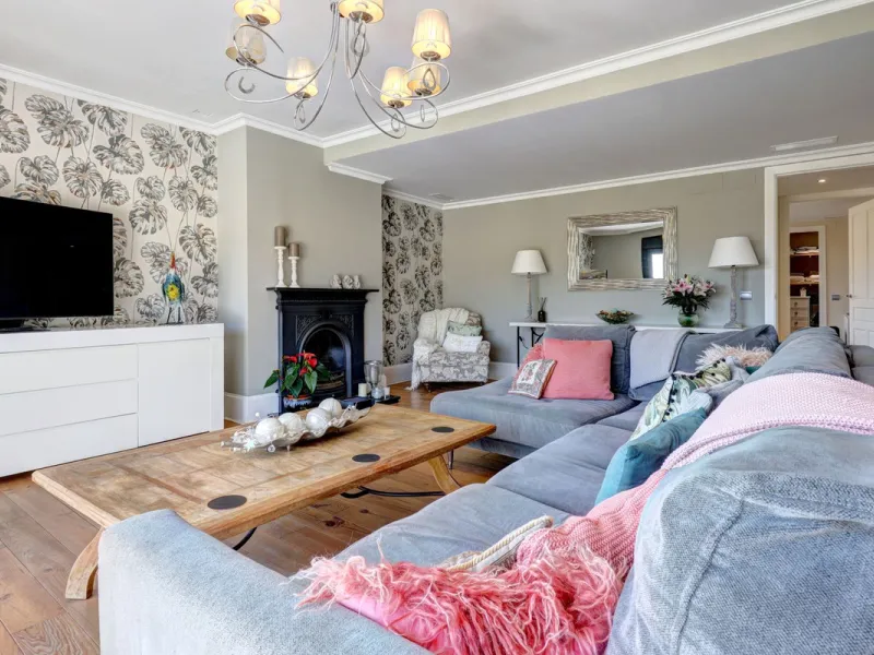 An Exceptional Contemporary Residence in a Prestigious Setting
