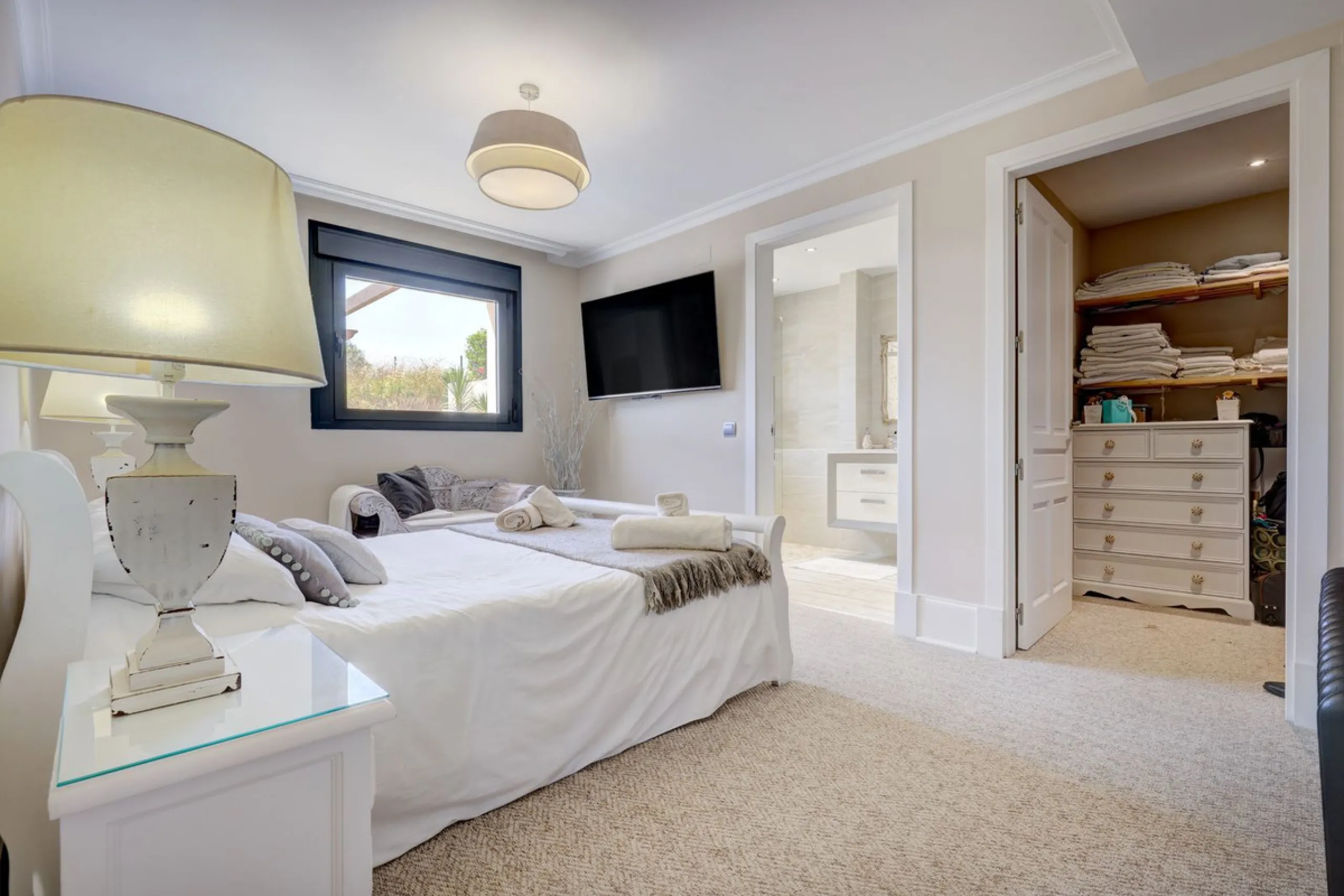 An Exceptional Contemporary Residence in a Prestigious Setting