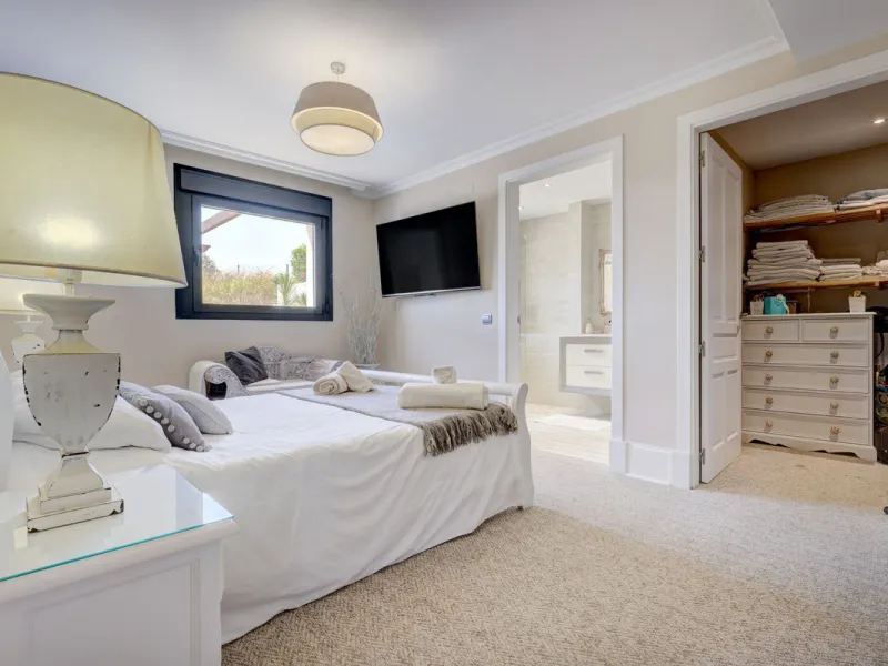 An Exceptional Contemporary Residence in a Prestigious Setting