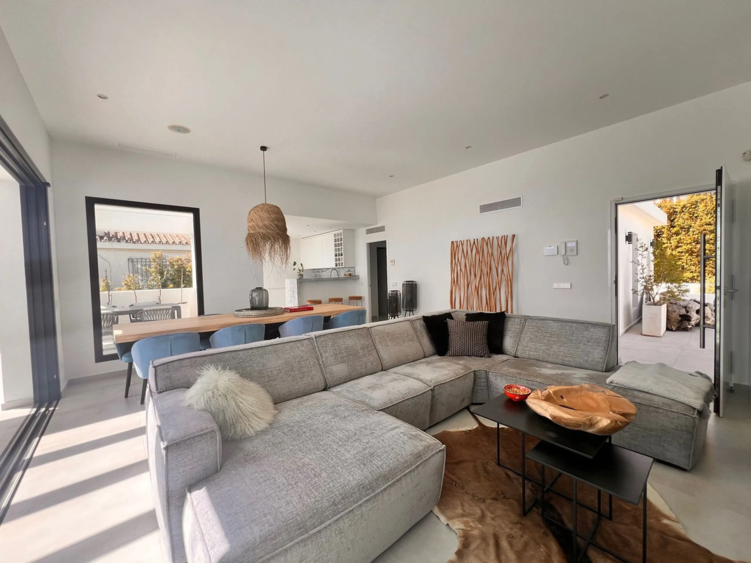 In an exceptional location, just 280 metres from the sea and the new El Chaparral promenade, you will find this impressive modern villa with truly fantastic panoramic sea views – a rarity at such a short distance from the coast.