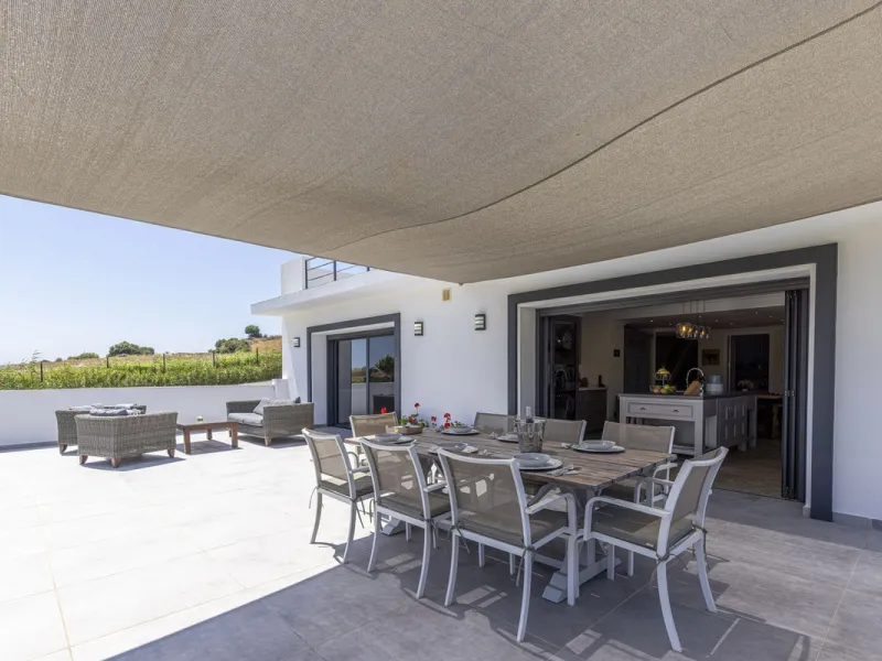 An Exceptional Contemporary Residence in a Prestigious Setting