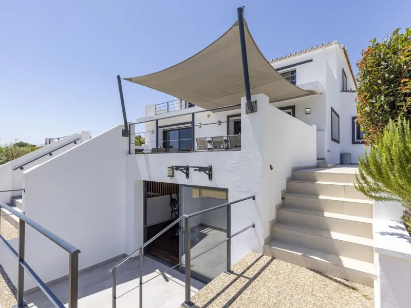 An Exceptional Contemporary Residence in a Prestigious Setting
