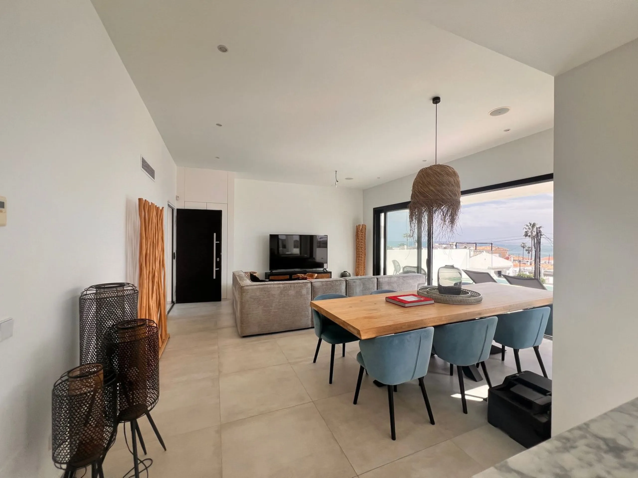 In an exceptional location, just 280 metres from the sea and the new El Chaparral promenade, you will find this impressive modern villa with truly fantastic panoramic sea views – a rarity at such a short distance from the coast.