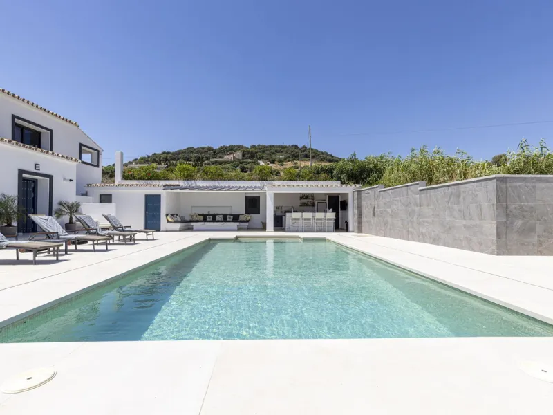 An Exceptional Contemporary Residence in a Prestigious Setting