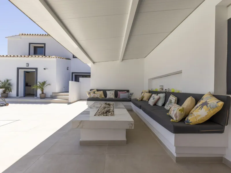 An Exceptional Contemporary Residence in a Prestigious Setting