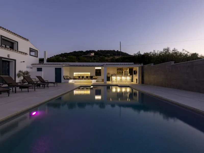 An Exceptional Contemporary Residence in a Prestigious Setting