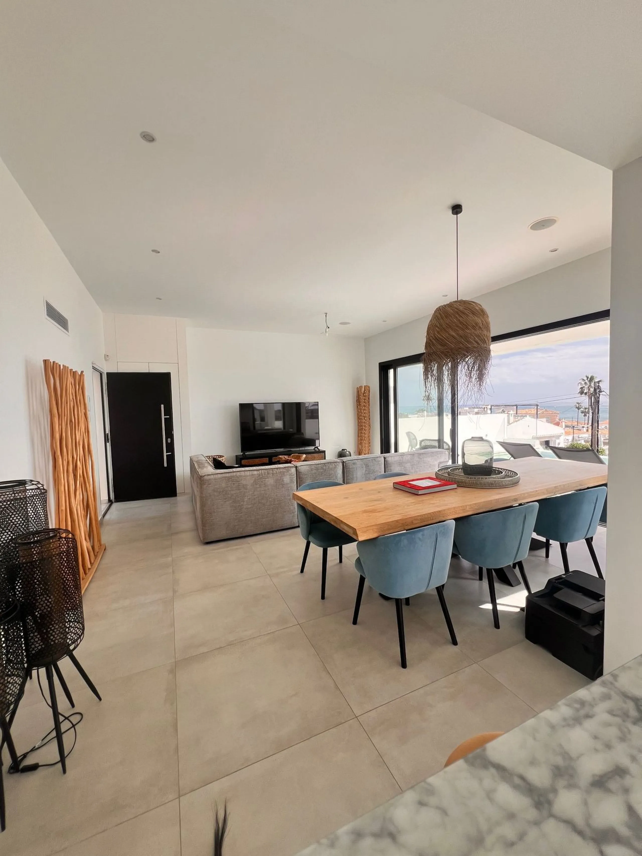 In an exceptional location, just 280 metres from the sea and the new El Chaparral promenade, you will find this impressive modern villa with truly fantastic panoramic sea views – a rarity at such a short distance from the coast.