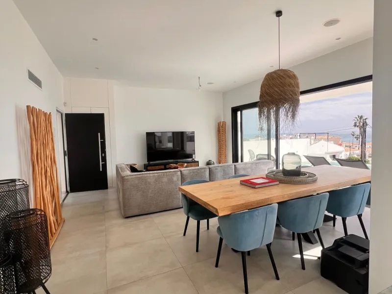 In an exceptional location, just 280 metres from the sea and the new El Chaparral promenade, you will find this impressive modern villa with truly fantastic panoramic sea views – a rarity at such a short distance from the coast.