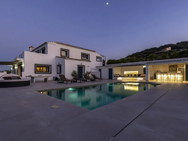 An Exceptional Contemporary Residence in a Prestigious Setting