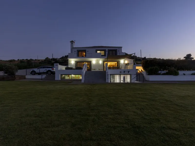 An Exceptional Contemporary Residence in a Prestigious Setting
