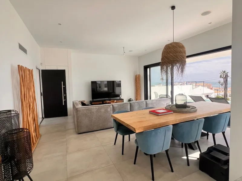 In an exceptional location, just 280 metres from the sea and the new El Chaparral promenade, you will find this impressive modern villa with truly fantastic panoramic sea views – a rarity at such a short distance from the coast.