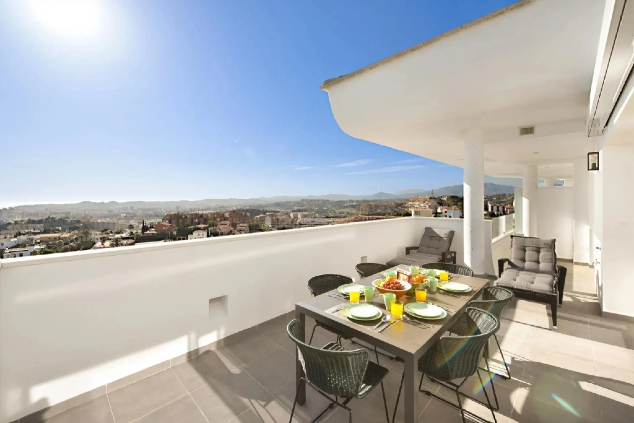 Luxury 3 bedroom apartment with stunning sea views in the modern Monte Paraiso complex in Fuengirola southern Spain. This modern apartment was completed in 2019 and stylishly decorated with modern furniture and beds with high-quality mattresses. The spaci