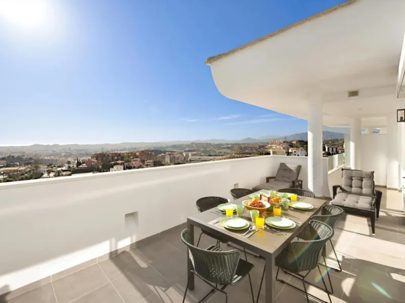 Luxury 3 bedroom apartment with stunning sea views in the modern Monte Paraiso complex in Fuengirola southern Spain. This modern apartment was completed in 2019 and stylishly decorated with modern furniture and beds with high-quality mattresses. The spaci