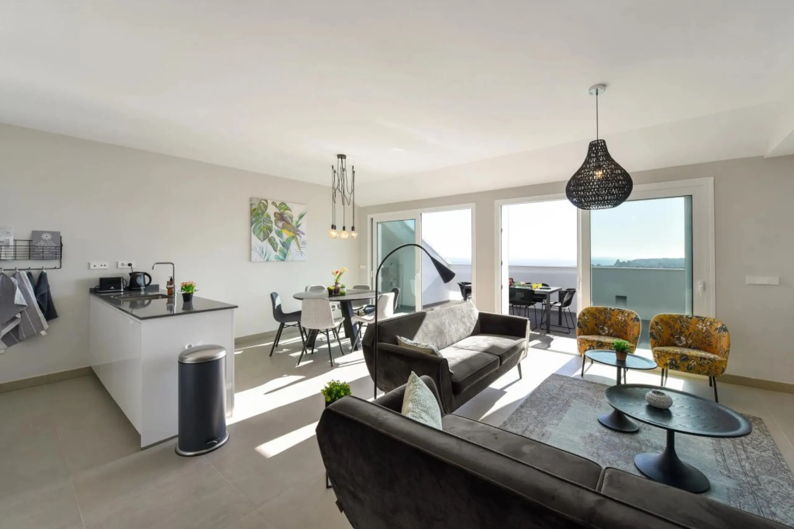 Luxury 3 bedroom apartment with stunning sea views in the modern Monte Paraiso complex in Fuengirola southern Spain. This modern apartment was completed in 2019 and stylishly decorated with modern furniture and beds with high-quality mattresses. The spaci