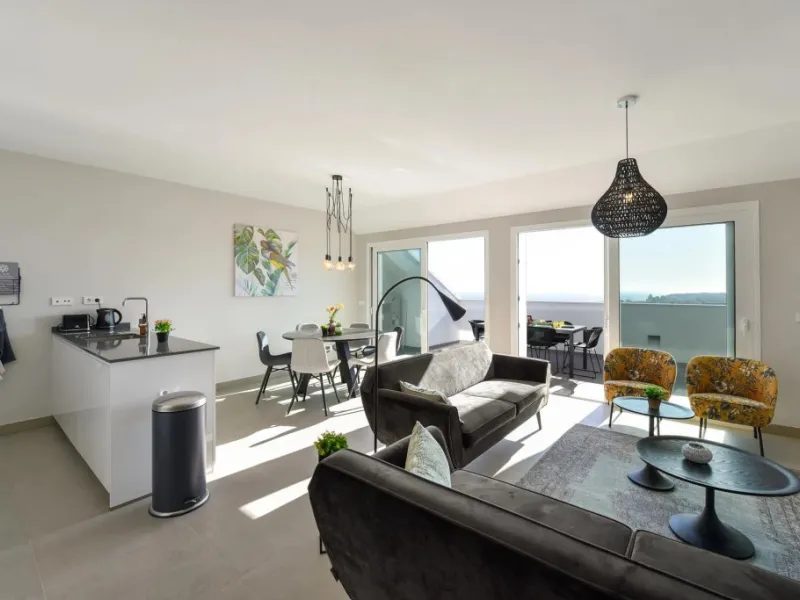 Luxury 3 bedroom apartment with stunning sea views in the modern Monte Paraiso complex in Fuengirola southern Spain. This modern apartment was completed in 2019 and stylishly decorated with modern furniture and beds with high-quality mattresses. The spaci
