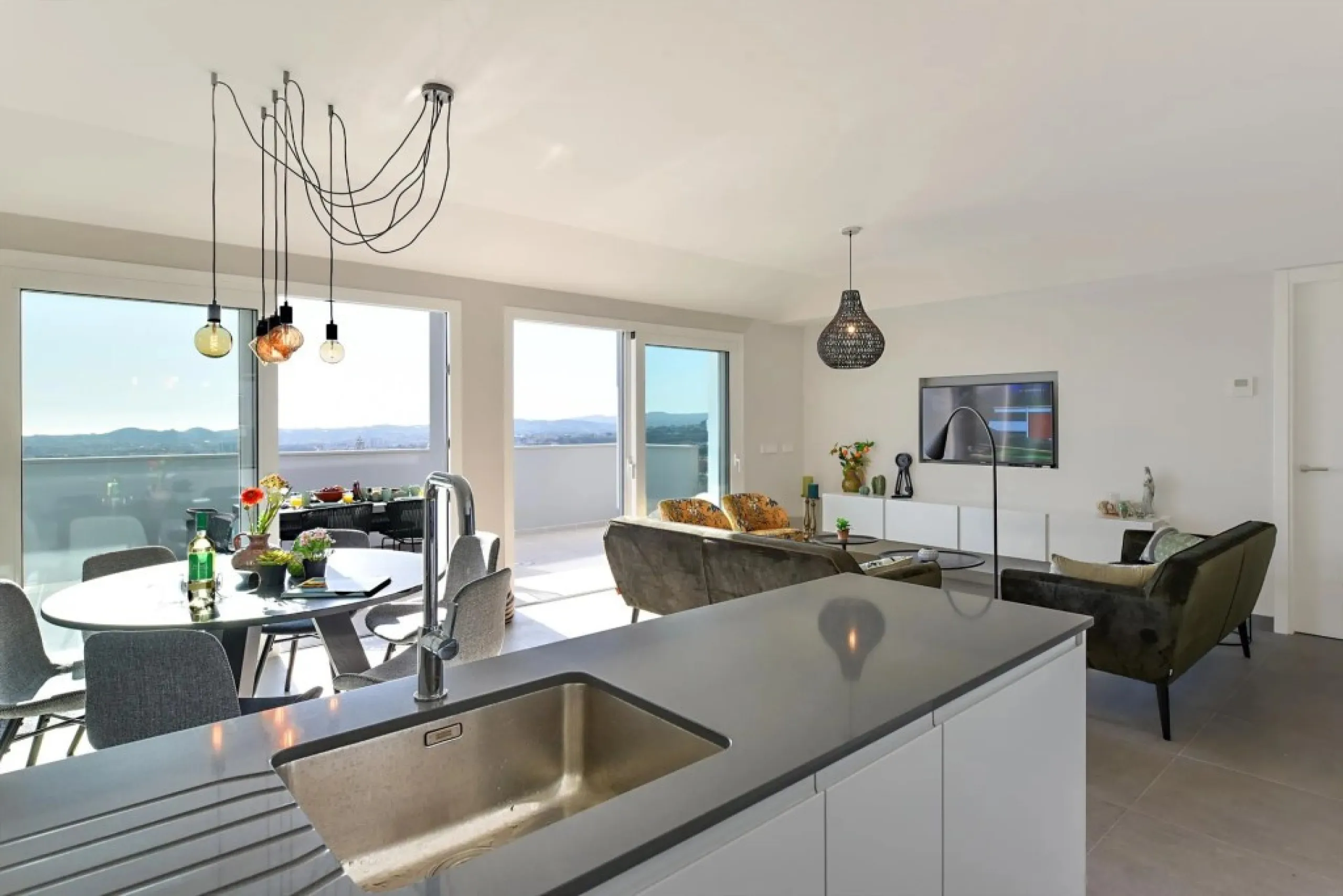 Luxury 3 bedroom apartment with stunning sea views in the modern Monte Paraiso complex in Fuengirola southern Spain. This modern apartment was completed in 2019 and stylishly decorated with modern furniture and beds with high-quality mattresses. The spaci