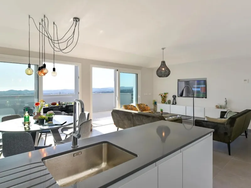 Luxury 3 bedroom apartment with stunning sea views in the modern Monte Paraiso complex in Fuengirola southern Spain. This modern apartment was completed in 2019 and stylishly decorated with modern furniture and beds with high-quality mattresses. The spaci