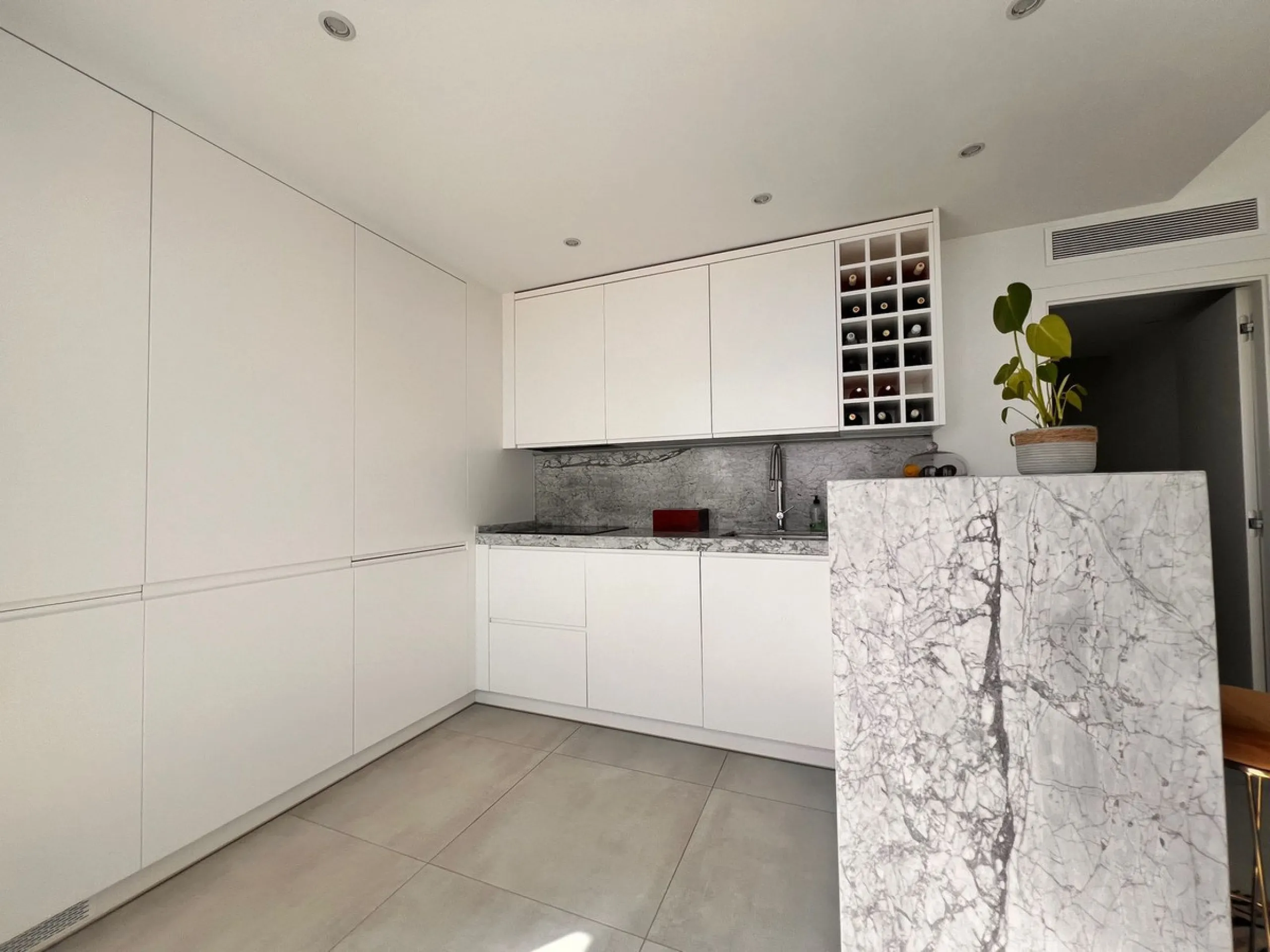 In an exceptional location, just 280 metres from the sea and the new El Chaparral promenade, you will find this impressive modern villa with truly fantastic panoramic sea views – a rarity at such a short distance from the coast.