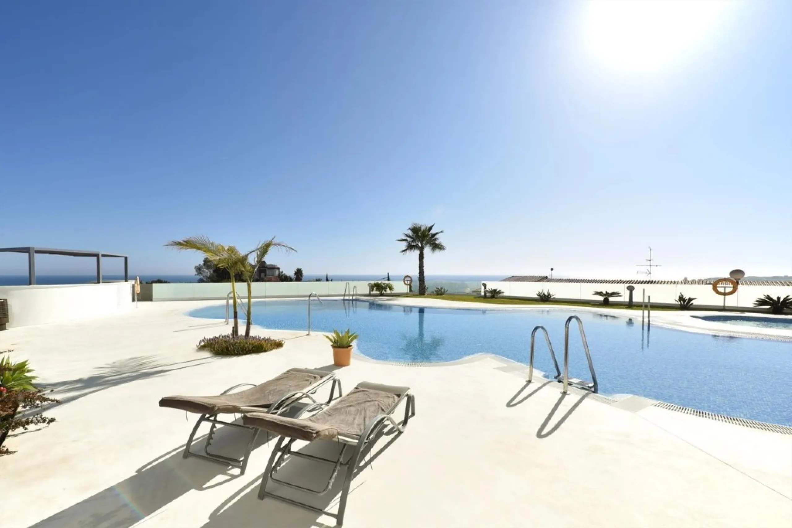 Luxury 3 bedroom apartment with stunning sea views in the modern Monte Paraiso complex in Fuengirola southern Spain. This modern apartment was completed in 2019 and stylishly decorated with modern furniture and beds with high-quality mattresses. The spaci