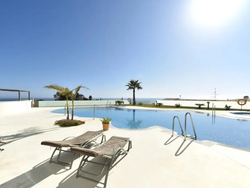 Luxury 3 bedroom apartment with stunning sea views in the modern Monte Paraiso complex in Fuengirola southern Spain. This modern apartment was completed in 2019 and stylishly decorated with modern furniture and beds with high-quality mattresses. The spaci