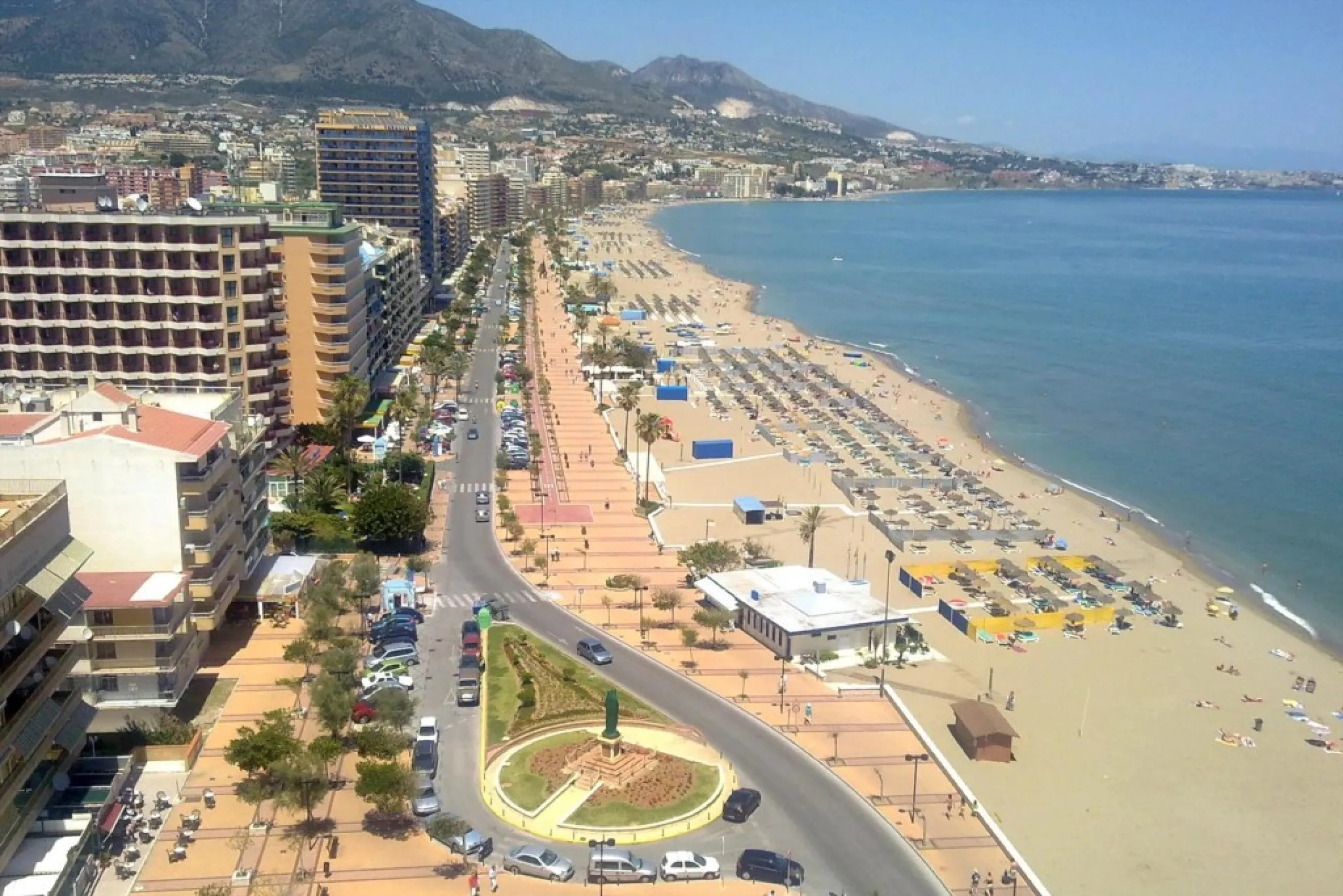 Luxury 3 bedroom apartment with stunning sea views in the modern Monte Paraiso complex in Fuengirola southern Spain. This modern apartment was completed in 2019 and stylishly decorated with modern furniture and beds with high-quality mattresses. The spaci