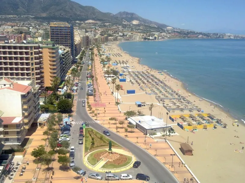 Luxury 3 bedroom apartment with stunning sea views in the modern Monte Paraiso complex in Fuengirola southern Spain. This modern apartment was completed in 2019 and stylishly decorated with modern furniture and beds with high-quality mattresses. The spaci
