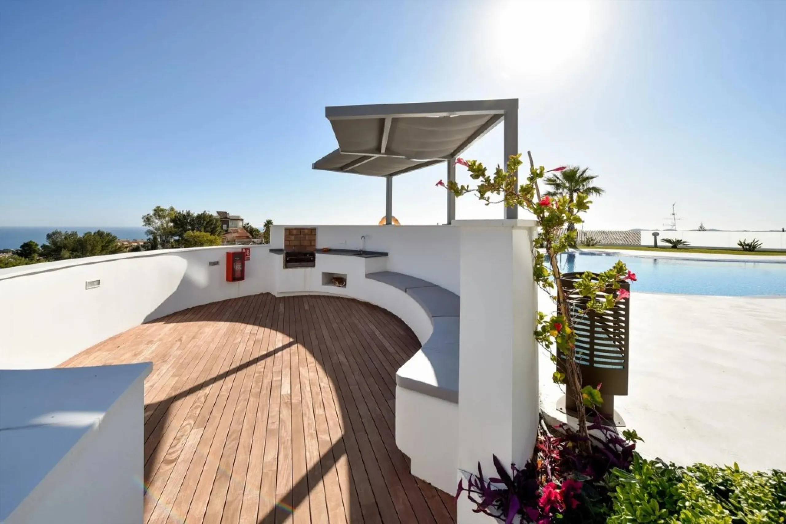 Luxury 3 bedroom apartment with stunning sea views in the modern Monte Paraiso complex in Fuengirola southern Spain. This modern apartment was completed in 2019 and stylishly decorated with modern furniture and beds with high-quality mattresses. The spaci