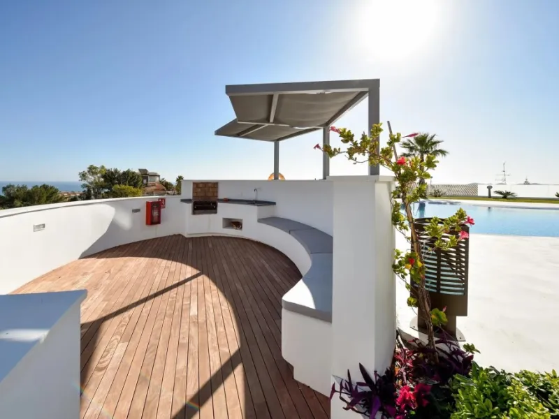 Luxury 3 bedroom apartment with stunning sea views in the modern Monte Paraiso complex in Fuengirola southern Spain. This modern apartment was completed in 2019 and stylishly decorated with modern furniture and beds with high-quality mattresses. The spaci