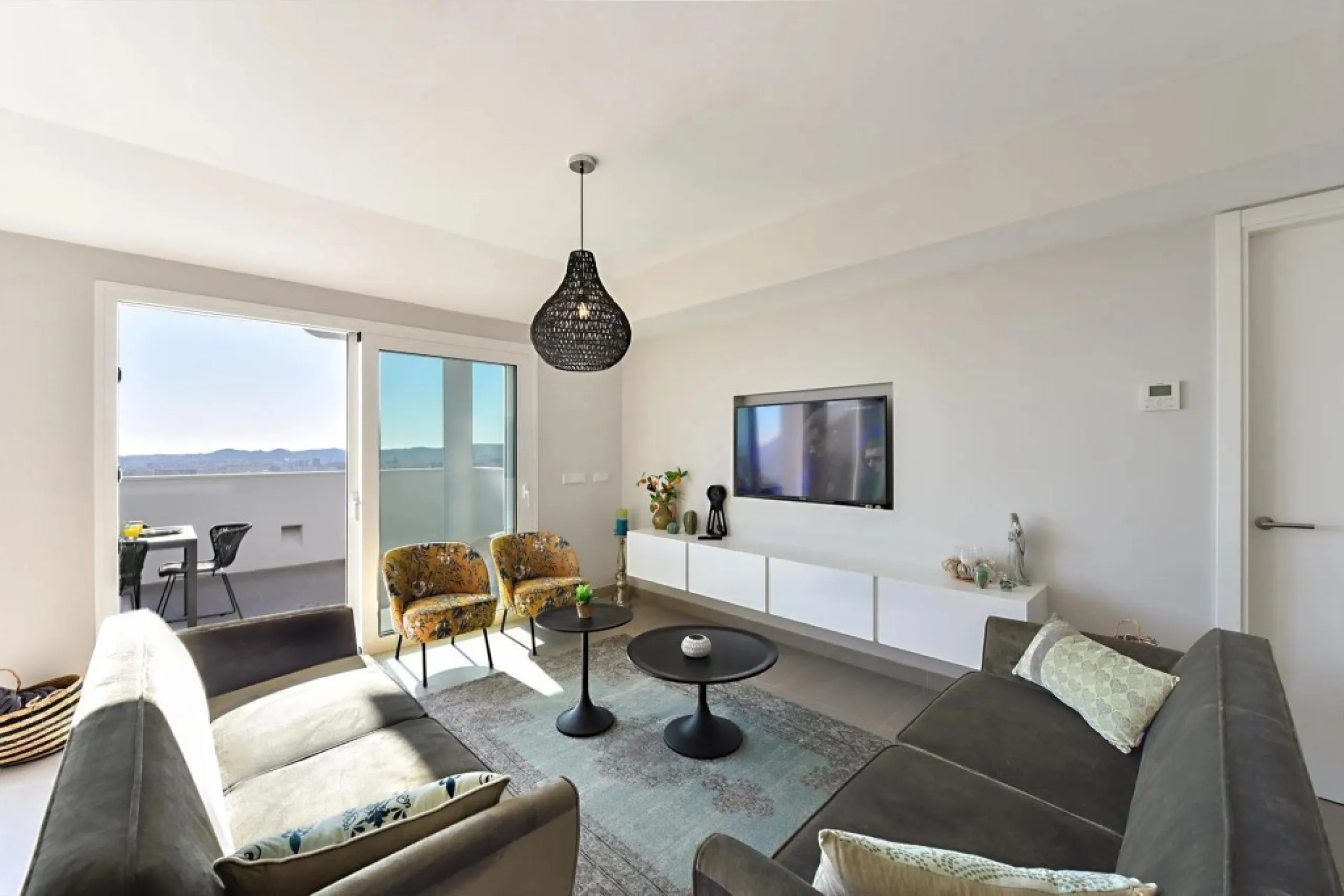 Luxury 3 bedroom apartment with stunning sea views in the modern Monte Paraiso complex in Fuengirola southern Spain. This modern apartment was completed in 2019 and stylishly decorated with modern furniture and beds with high-quality mattresses. The spaci