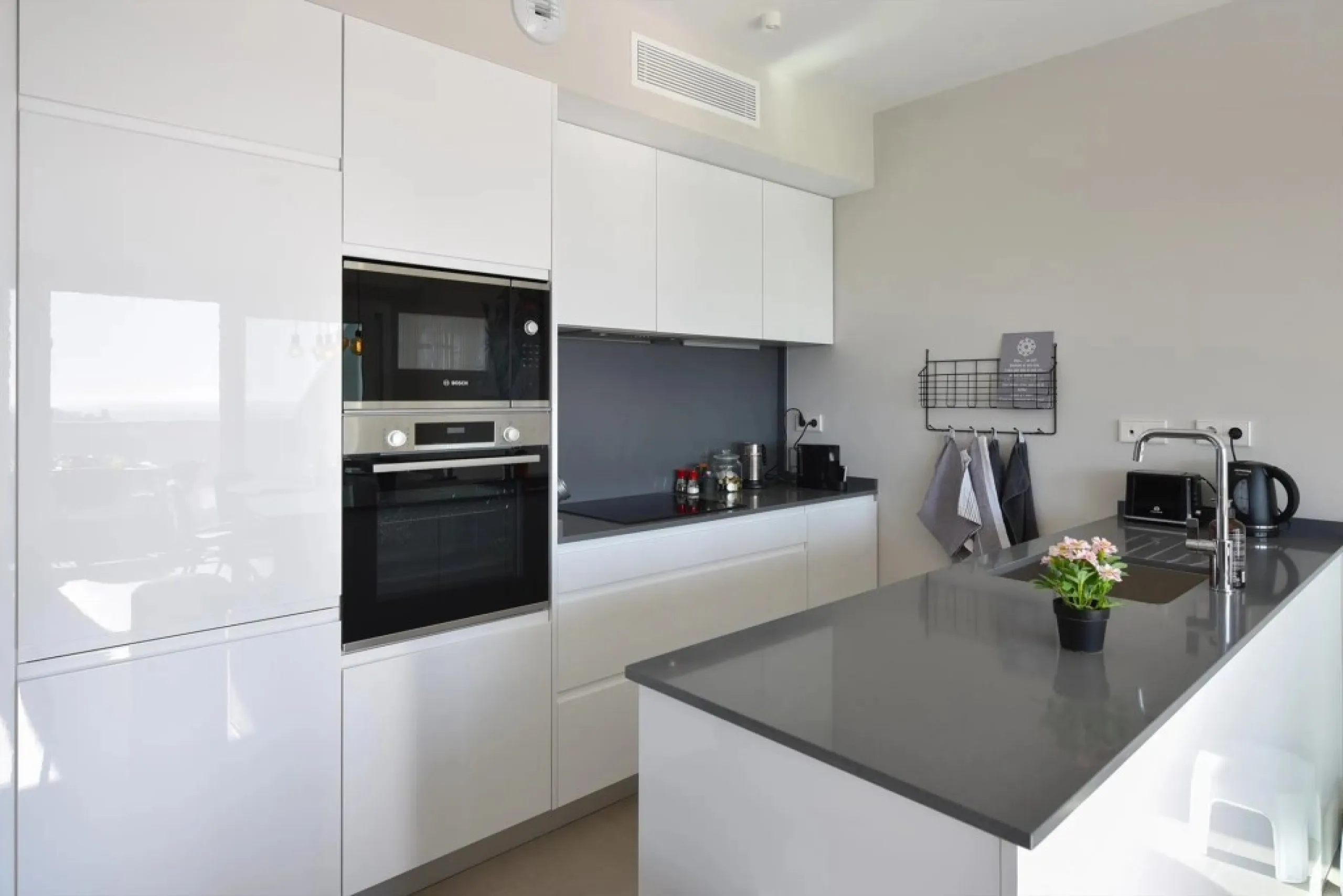 Luxury 3 bedroom apartment with stunning sea views in the modern Monte Paraiso complex in Fuengirola southern Spain. This modern apartment was completed in 2019 and stylishly decorated with modern furniture and beds with high-quality mattresses. The spaci