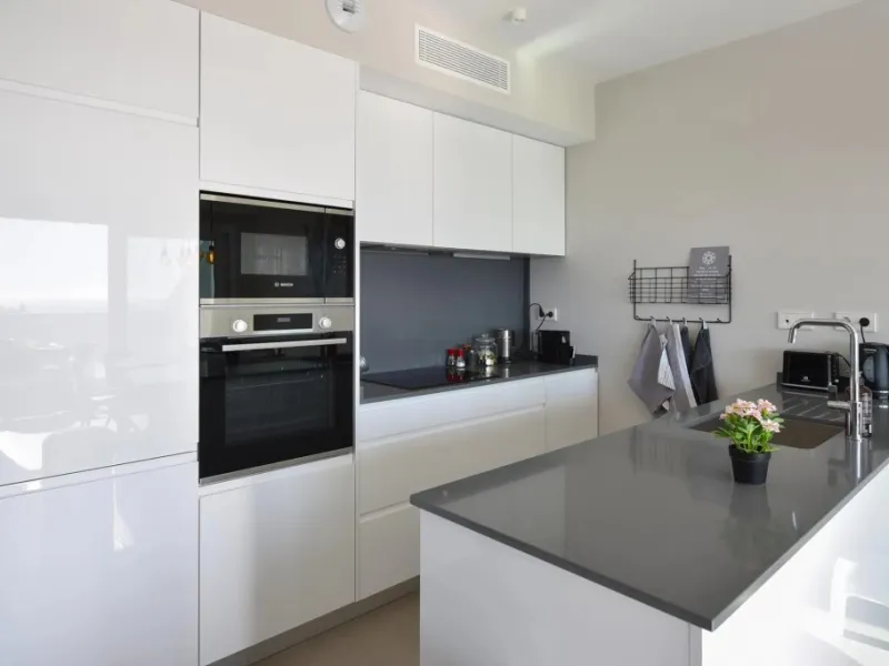 Luxury 3 bedroom apartment with stunning sea views in the modern Monte Paraiso complex in Fuengirola southern Spain. This modern apartment was completed in 2019 and stylishly decorated with modern furniture and beds with high-quality mattresses. The spaci