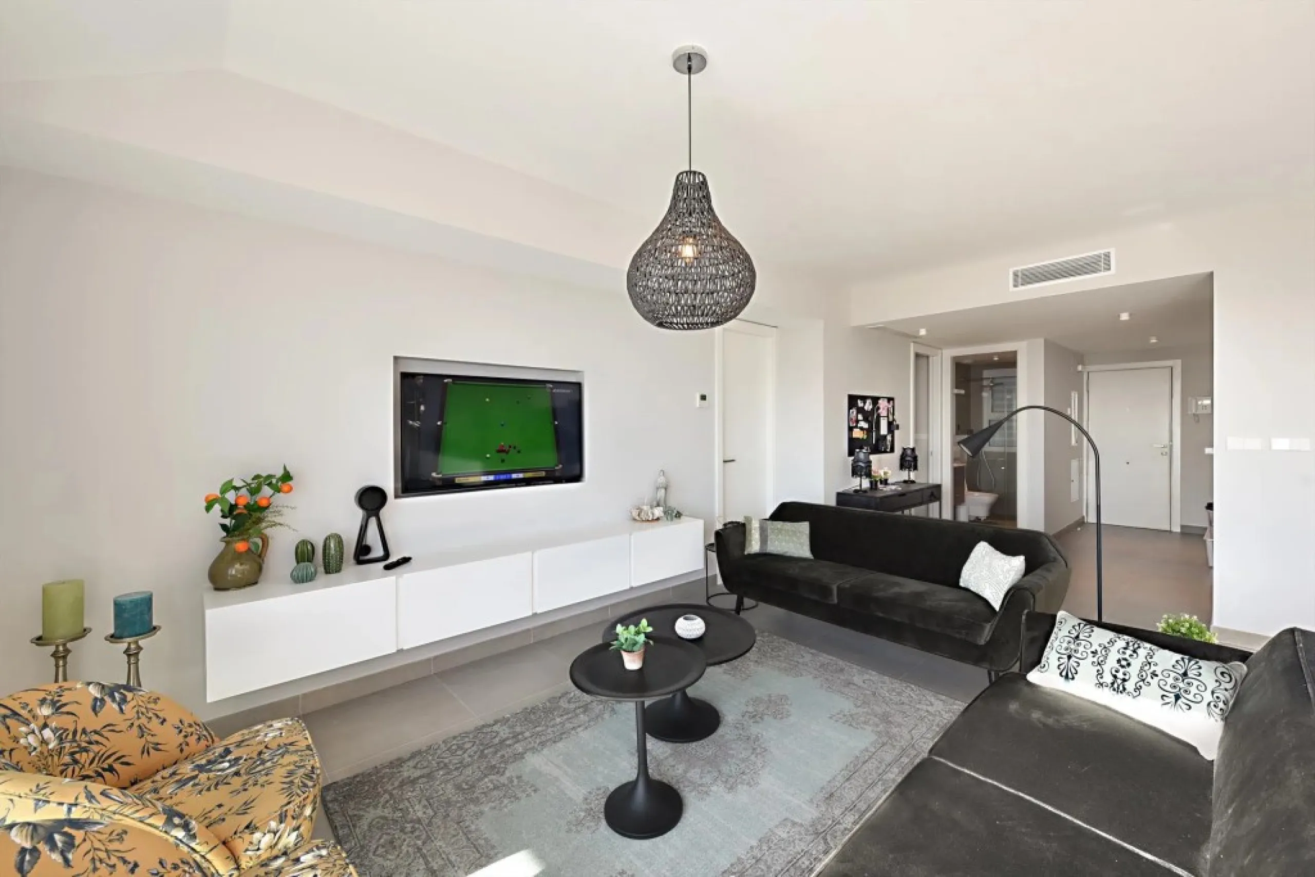 Luxury 3 bedroom apartment with stunning sea views in the modern Monte Paraiso complex in Fuengirola southern Spain. This modern apartment was completed in 2019 and stylishly decorated with modern furniture and beds with high-quality mattresses. The spaci