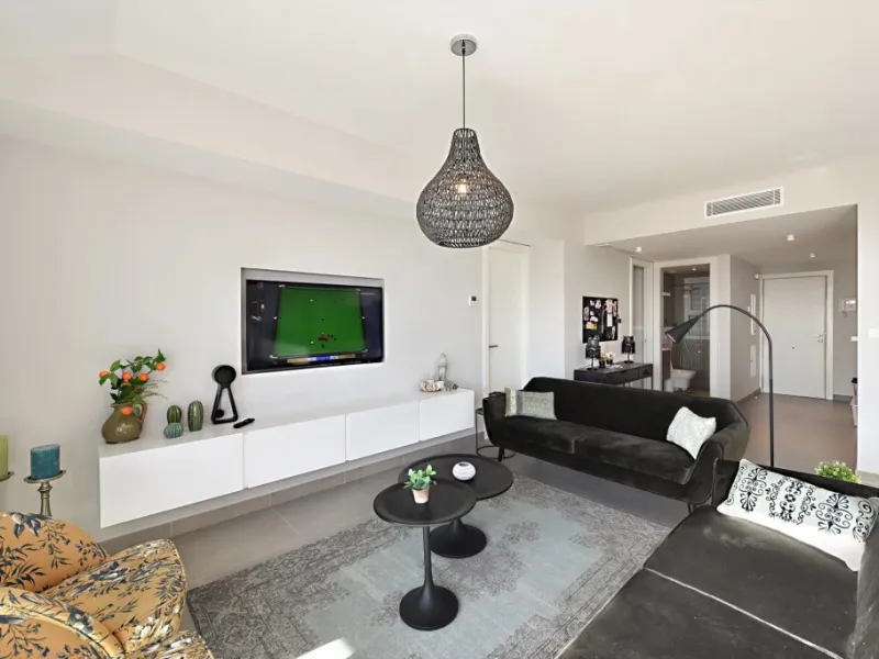 Luxury 3 bedroom apartment with stunning sea views in the modern Monte Paraiso complex in Fuengirola southern Spain. This modern apartment was completed in 2019 and stylishly decorated with modern furniture and beds with high-quality mattresses. The spaci