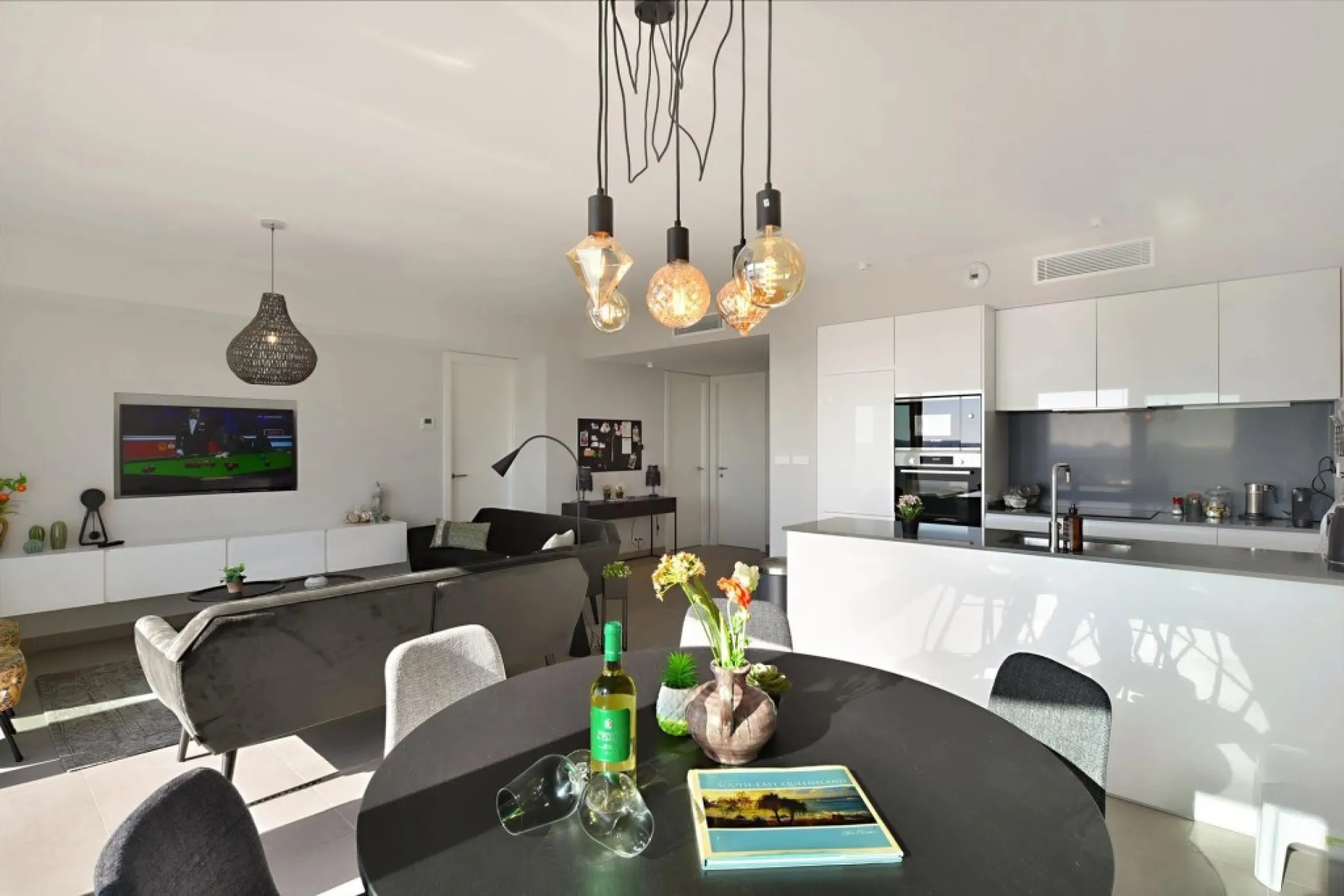 Luxury 3 bedroom apartment with stunning sea views in the modern Monte Paraiso complex in Fuengirola southern Spain. This modern apartment was completed in 2019 and stylishly decorated with modern furniture and beds with high-quality mattresses. The spaci