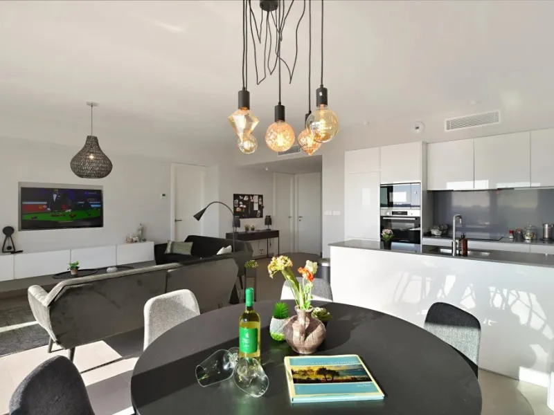 Luxury 3 bedroom apartment with stunning sea views in the modern Monte Paraiso complex in Fuengirola southern Spain. This modern apartment was completed in 2019 and stylishly decorated with modern furniture and beds with high-quality mattresses. The spaci