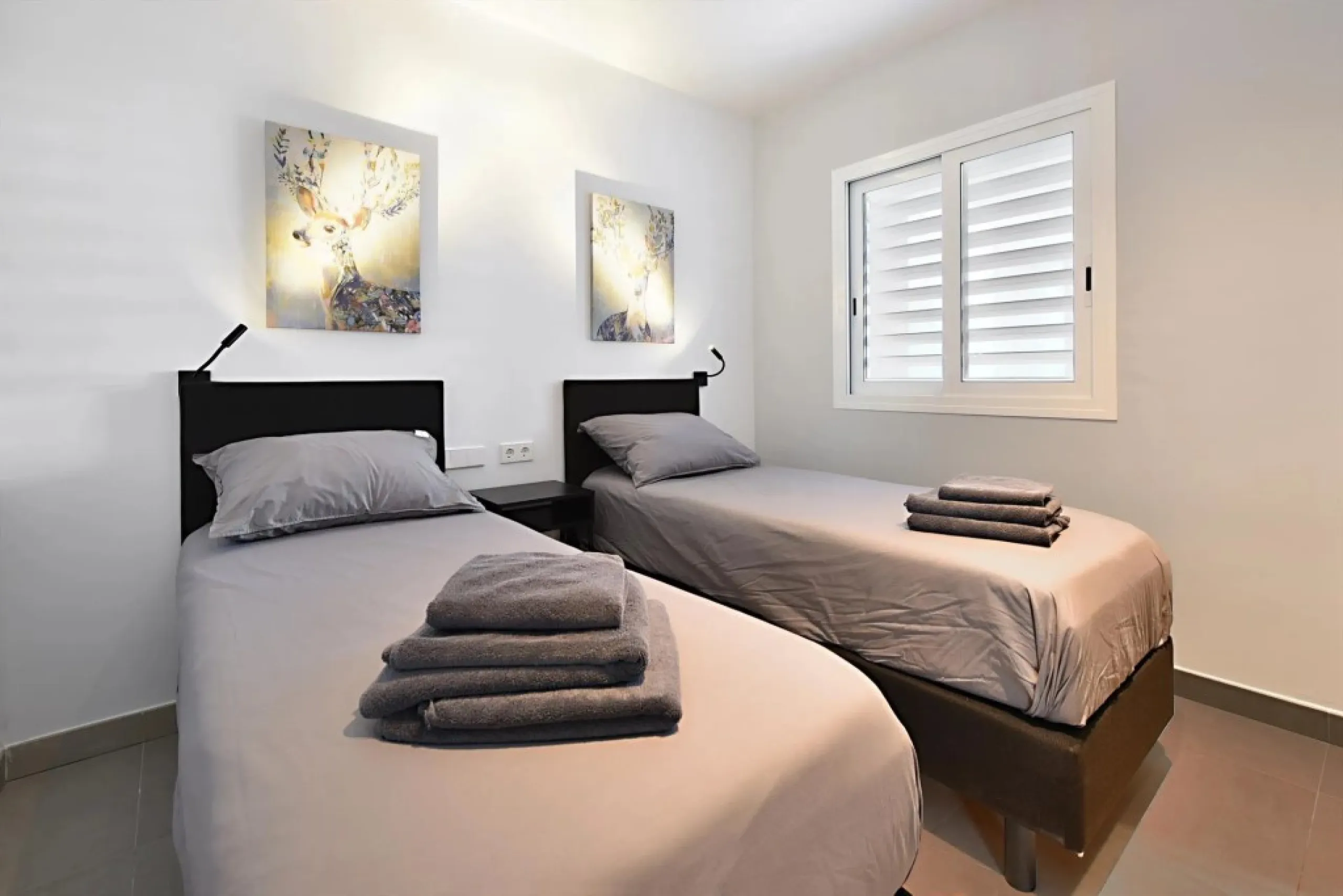 Luxury 3 bedroom apartment with stunning sea views in the modern Monte Paraiso complex in Fuengirola southern Spain. This modern apartment was completed in 2019 and stylishly decorated with modern furniture and beds with high-quality mattresses. The spaci