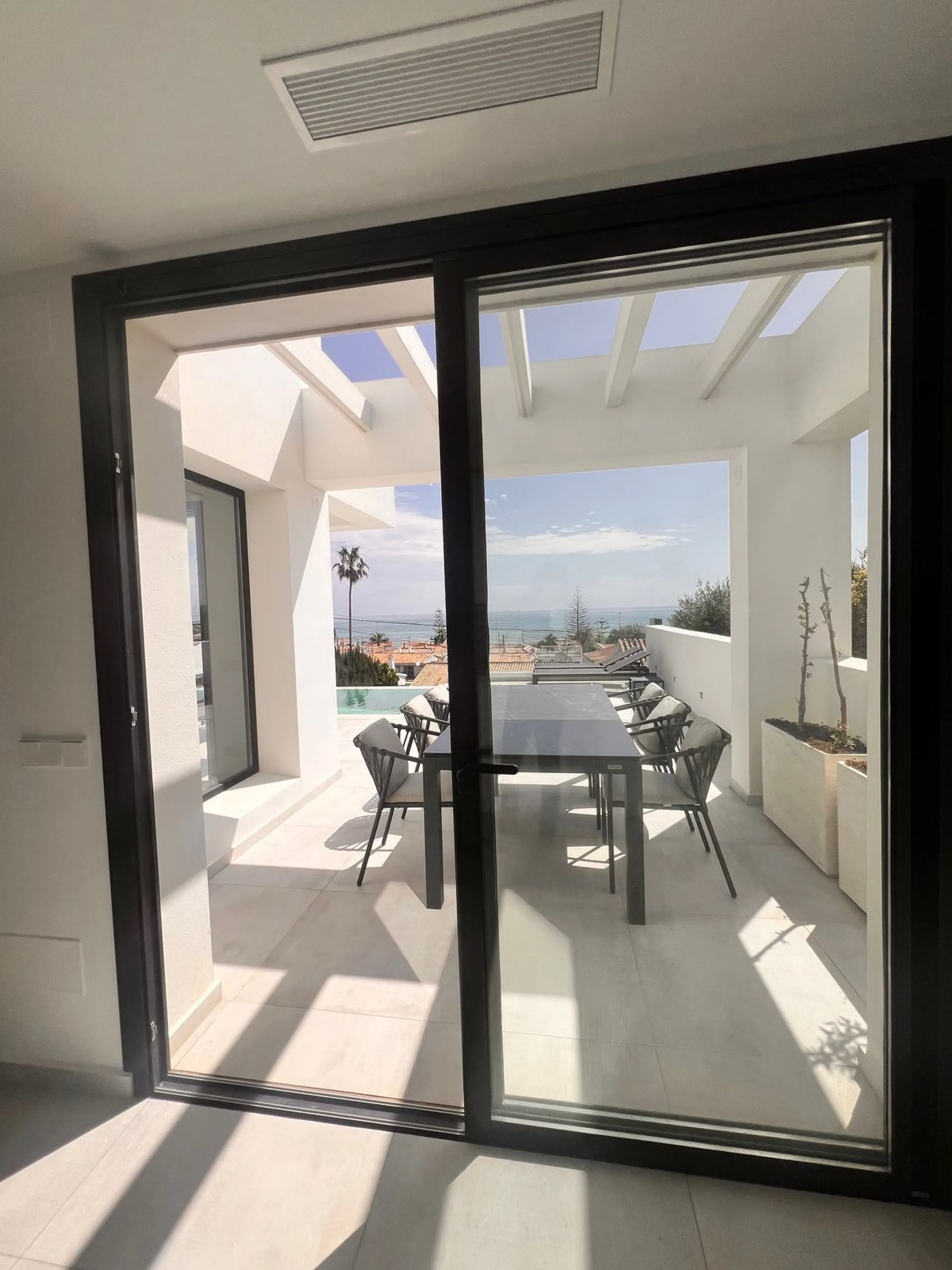 In an exceptional location, just 280 metres from the sea and the new El Chaparral promenade, you will find this impressive modern villa with truly fantastic panoramic sea views – a rarity at such a short distance from the coast.
