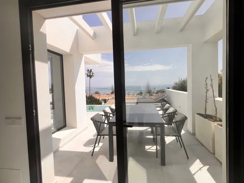 In an exceptional location, just 280 metres from the sea and the new El Chaparral promenade, you will find this impressive modern villa with truly fantastic panoramic sea views – a rarity at such a short distance from the coast.