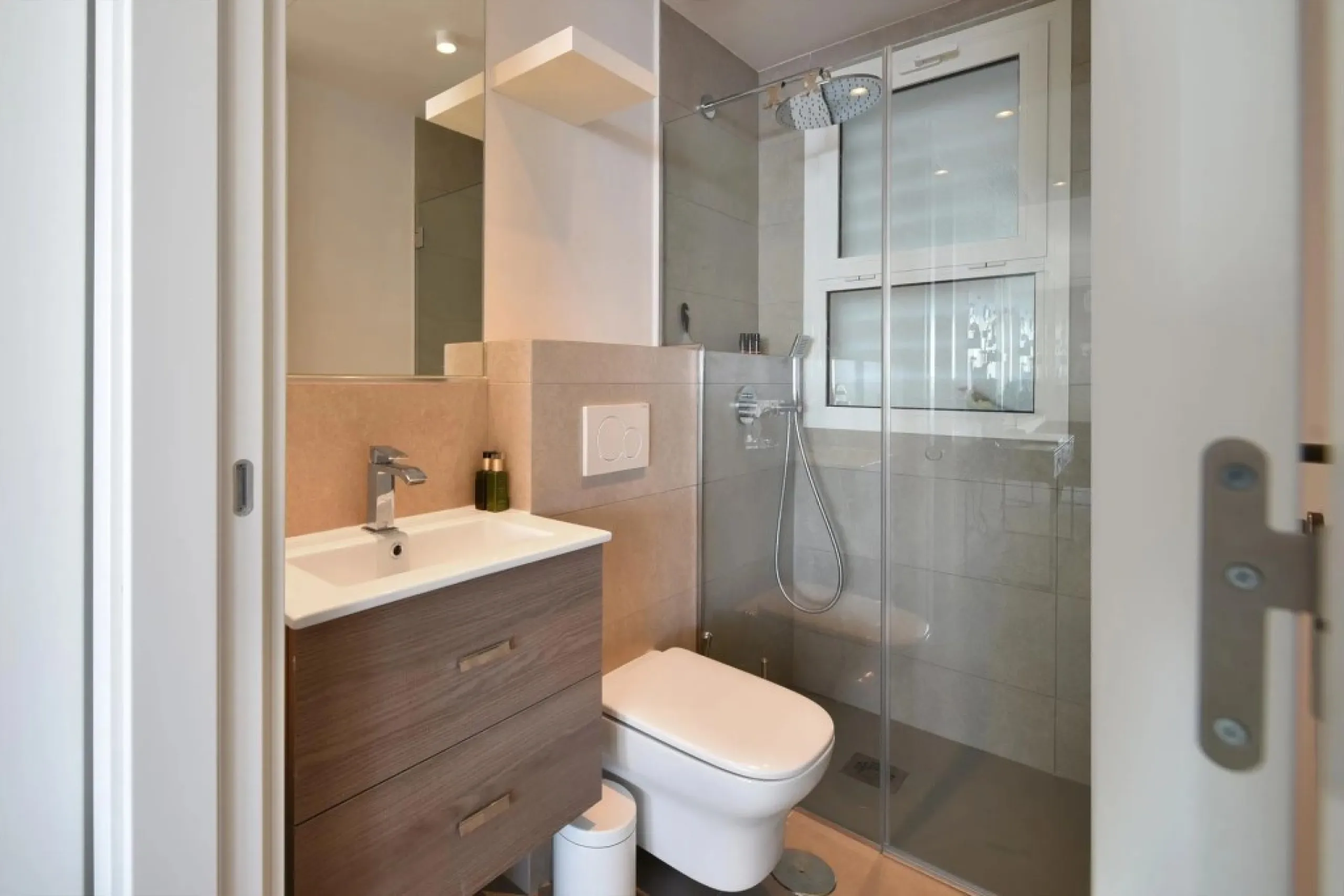 Luxury 3 bedroom apartment with stunning sea views in the modern Monte Paraiso complex in Fuengirola southern Spain. This modern apartment was completed in 2019 and stylishly decorated with modern furniture and beds with high-quality mattresses. The spaci