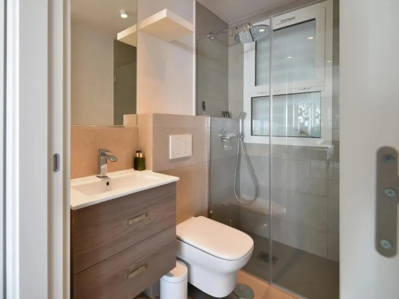 Luxury 3 bedroom apartment with stunning sea views in the modern Monte Paraiso complex in Fuengirola southern Spain. This modern apartment was completed in 2019 and stylishly decorated with modern furniture and beds with high-quality mattresses. The spaci