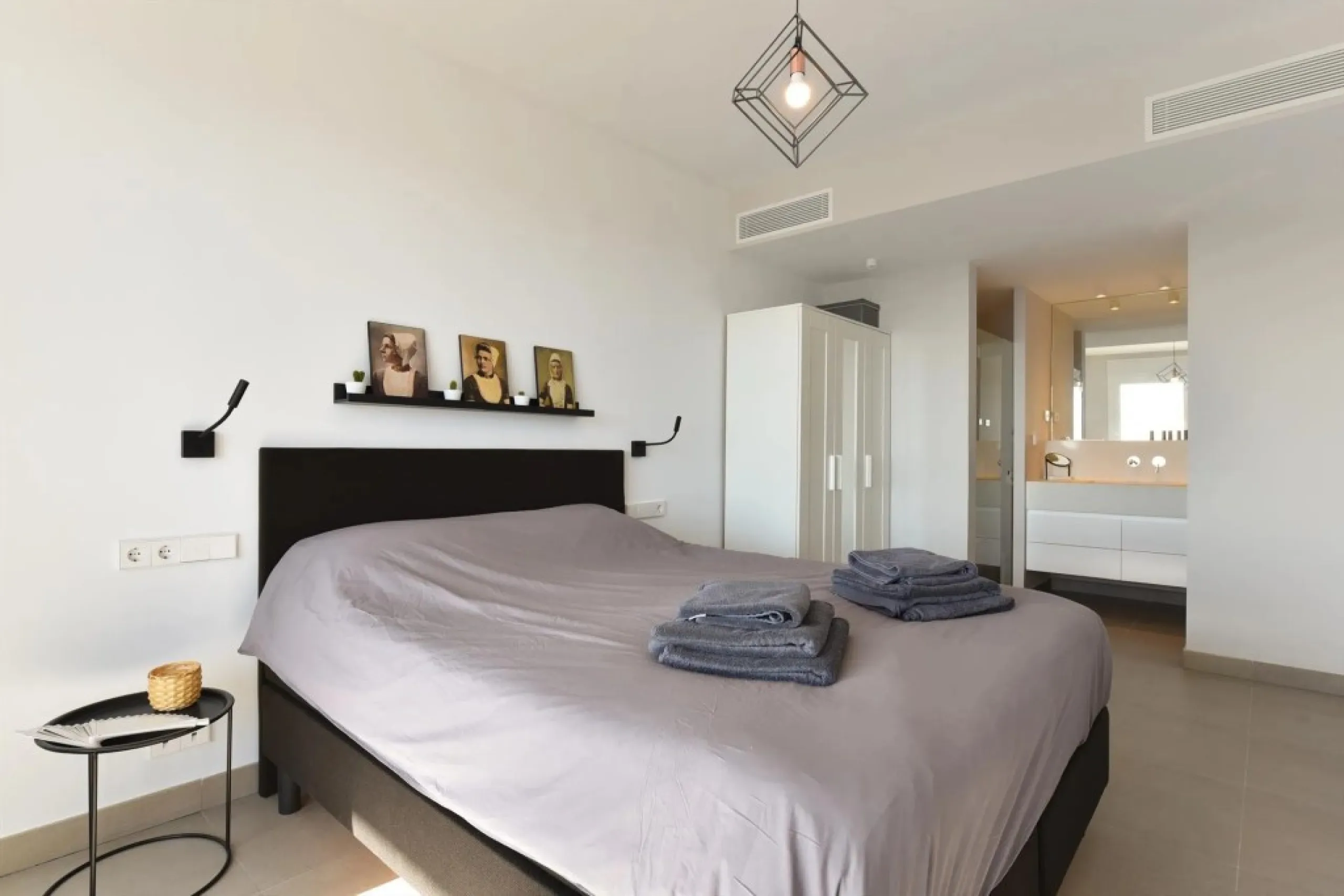 Luxury 3 bedroom apartment with stunning sea views in the modern Monte Paraiso complex in Fuengirola southern Spain. This modern apartment was completed in 2019 and stylishly decorated with modern furniture and beds with high-quality mattresses. The spaci