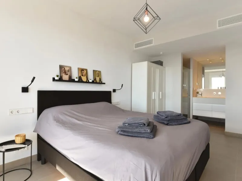 Luxury 3 bedroom apartment with stunning sea views in the modern Monte Paraiso complex in Fuengirola southern Spain. This modern apartment was completed in 2019 and stylishly decorated with modern furniture and beds with high-quality mattresses. The spaci