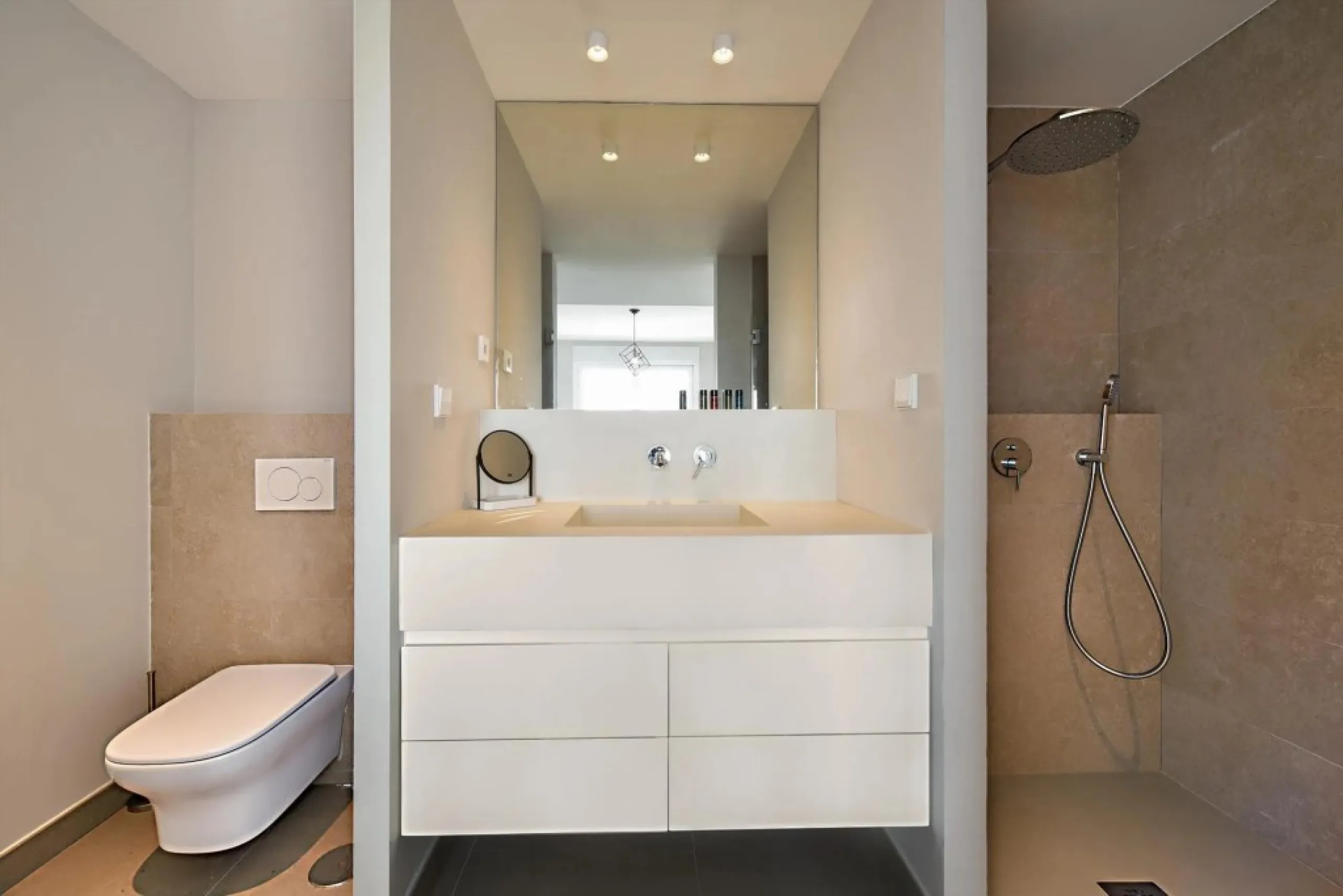 Luxury 3 bedroom apartment with stunning sea views in the modern Monte Paraiso complex in Fuengirola southern Spain. This modern apartment was completed in 2019 and stylishly decorated with modern furniture and beds with high-quality mattresses. The spaci